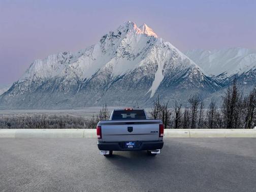 2024 RAM 1500 Classic Warlock Crew Cab 4x4 5'7' Box