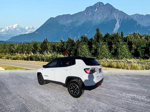 Bright White Clearcoat 2024 Jeep Compass Trailhawk