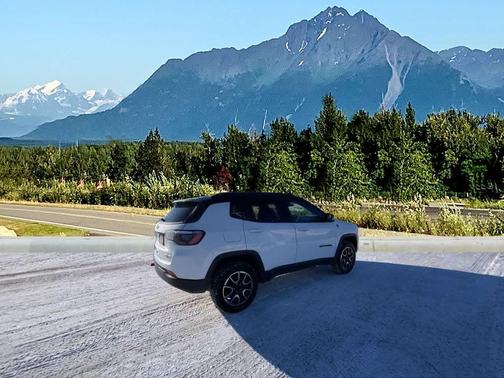 Bright White Clearcoat 2024 Jeep Compass Trailhawk