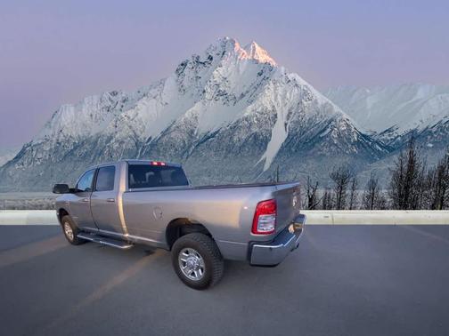 2022 RAM 2500 Big Horn Crew Cab 4x4 8' Box