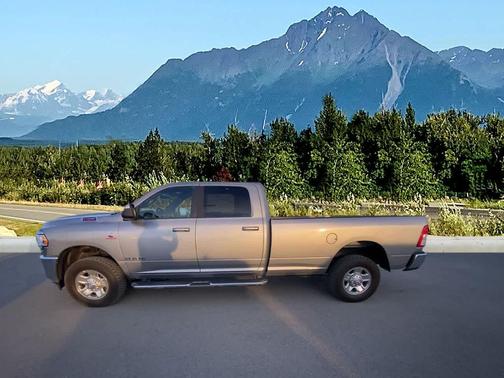 2022 RAM 2500 Big Horn Crew Cab 4x4 8' Box