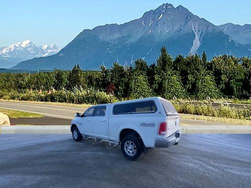 2018 RAM 2500 Laramie Crew Cab 4x4 6'4' Box