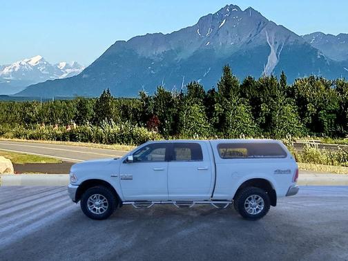2018 RAM 2500 Laramie Crew Cab 4x4 6'4' Box