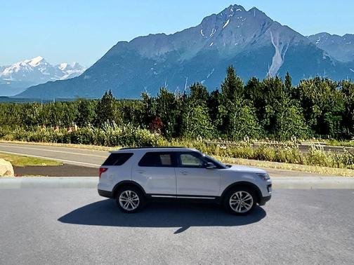 White Platinum Metallic Tri-Coat 2019 Ford Explorer XLT