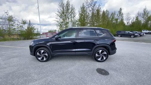WHT/White 2025 Volkswagen Taos 1.5T SE