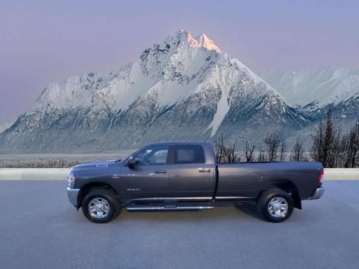 2022 RAM 2500 Big Horn Crew Cab 4x4 8' Box