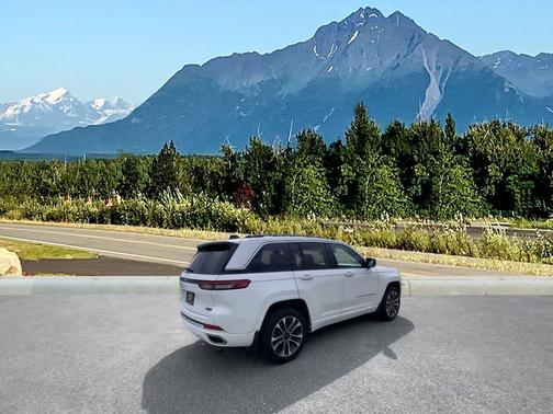Bright White Clearcoat 2023 Jeep Grand Cherokee Overland
