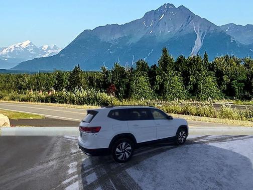 WHT/White 2025 Volkswagen Atlas 2.0T SE w/Technology 4MOTION