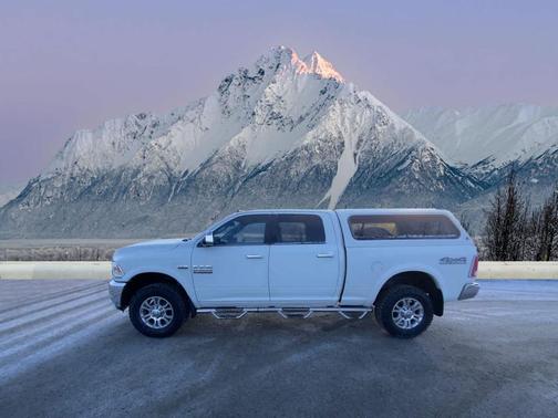2018 RAM 2500 Laramie Crew Cab 4x4 6'4' Box