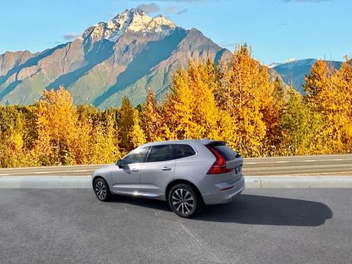 2023 Volvo XC60 B5 Plus Bright Theme