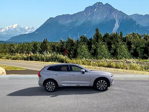 2023 Volvo XC60 B5 Plus Bright Theme
