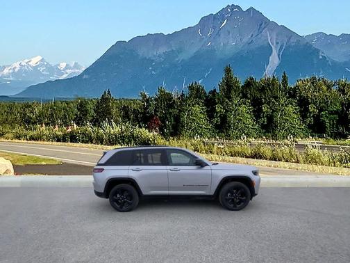 Silver Zynith 2026 Jeep Grand Cherokee Limited