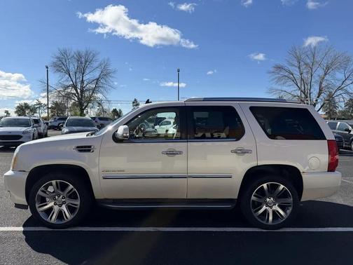 White Diamond Tricoat 2011 Cadillac Escalade Luxury