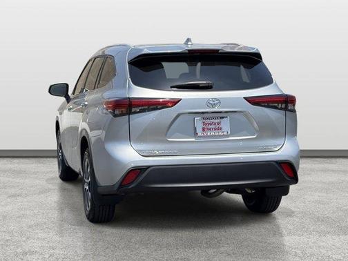 Celestial Silver Metallic 2022 Toyota Highlander XLE
