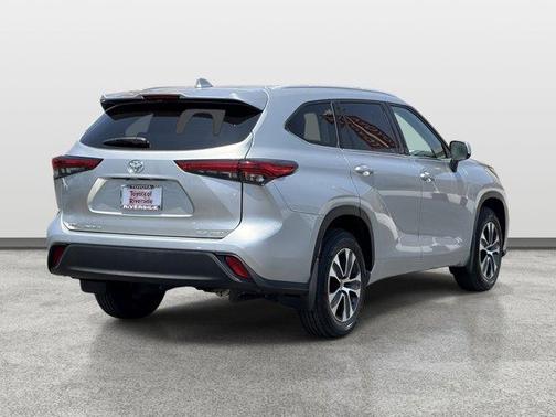 Celestial Silver Metallic 2022 Toyota Highlander XLE