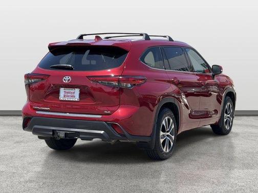 Pearl 2022 Toyota Highlander XLE