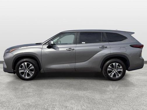 Celestial Silver Metallic 2025 Toyota Highlander XLE
