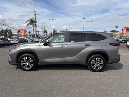 Celestial Silver Metallic 2025 Toyota Highlander XLE