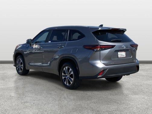 Celestial Silver Metallic 2025 Toyota Highlander XLE