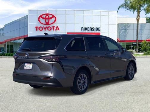 2024 Toyota Sienna XLE