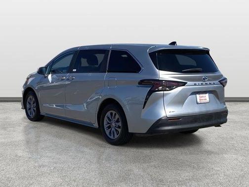 2025 Toyota Sienna LE