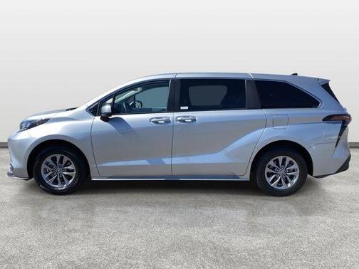 2025 Toyota Sienna LE