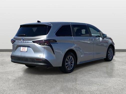 2025 Toyota Sienna LE