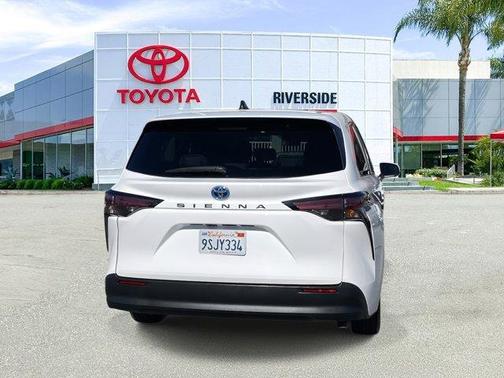 2023 Toyota Sienna LE