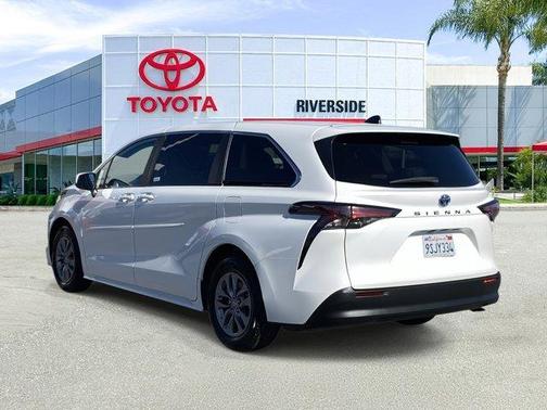 2023 Toyota Sienna LE