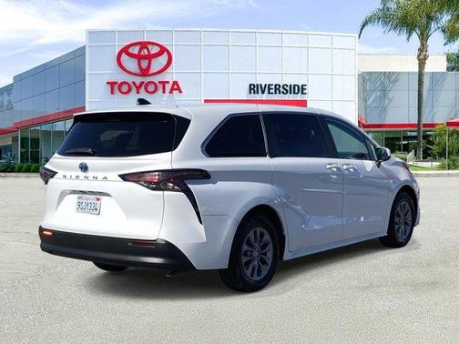 2023 Toyota Sienna LE