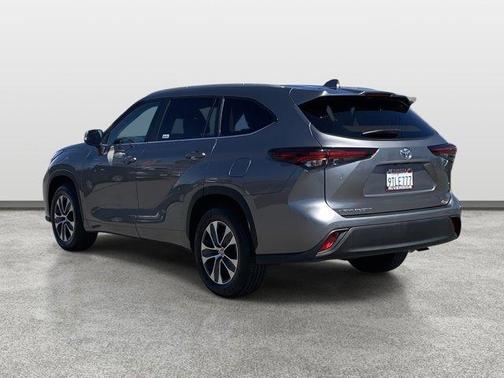 Magnetic Gray Metallic 2025 Toyota Highlander XLE