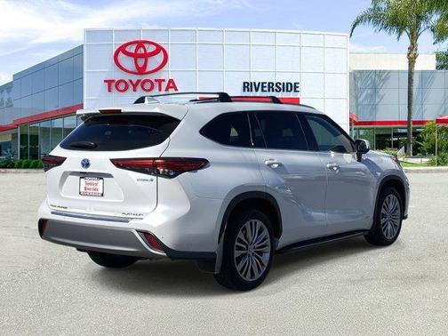 2023 Toyota Highlander Hybrid Platinum
