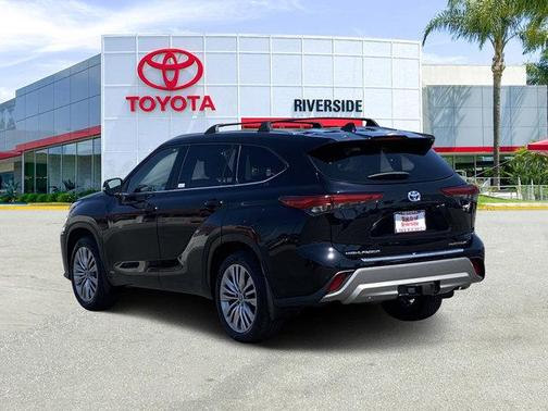 2023 Toyota Highlander Hybrid Platinum