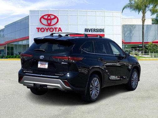 2023 Toyota Highlander Hybrid Platinum