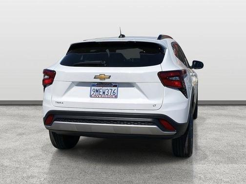 Summit White 2024 Chevrolet Trax LT