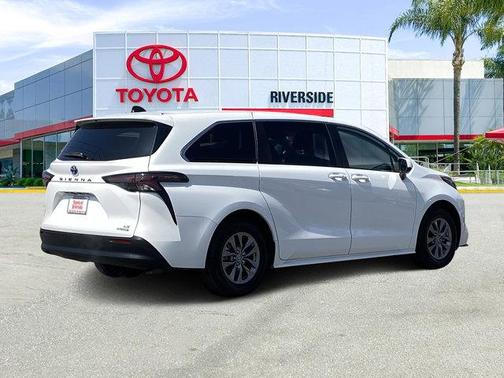 2023 Toyota Sienna LE