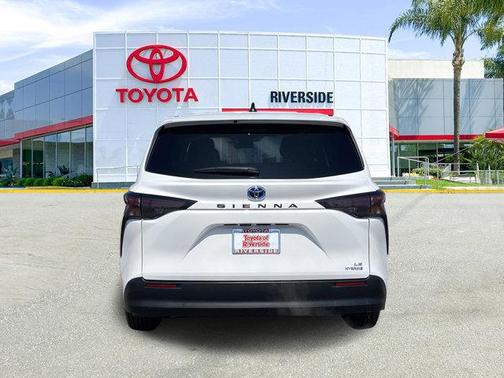 2023 Toyota Sienna LE
