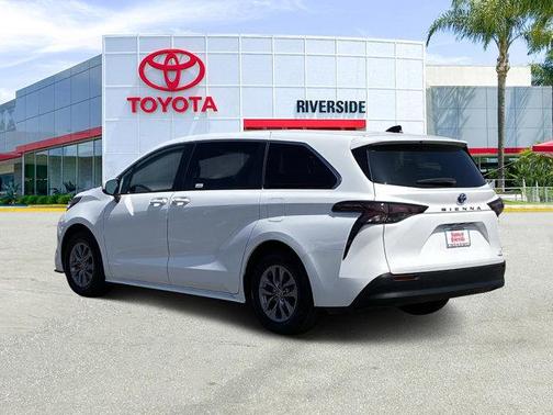 2023 Toyota Sienna LE
