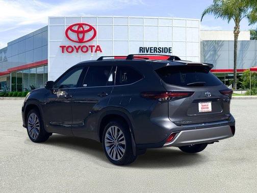 2025 Toyota Highlander Hybrid Platinum