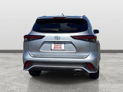 Celestial Silver Metallic 2025 Toyota Highlander XSE