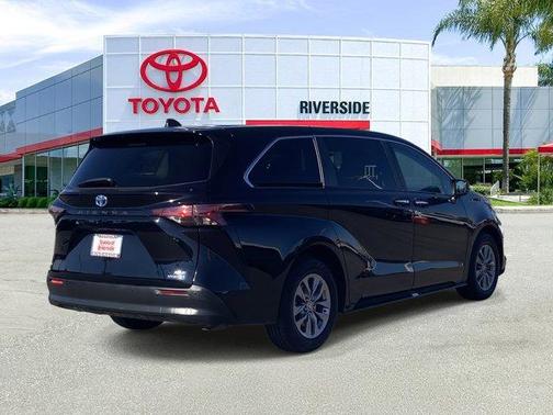 2022 Toyota Sienna XLE