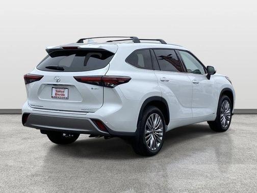 Wind Chill Pearl 2026 Toyota Highlander Hybrid Platinum