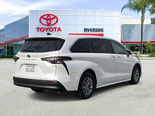 2025 Toyota Sienna XLE
