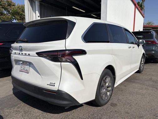 Pearl 2023 Toyota Sienna XLE