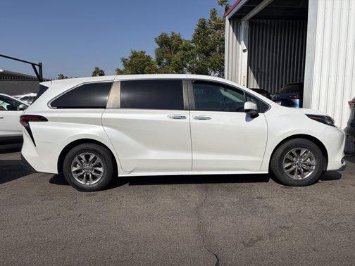 Pearl 2023 Toyota Sienna XLE