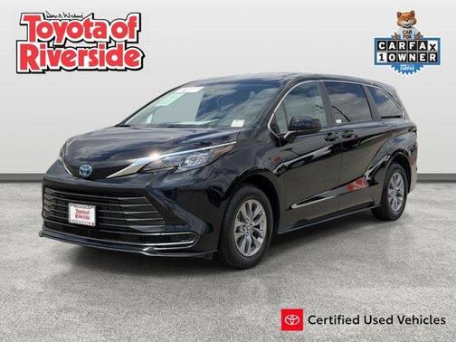 Midnight Black Metallic 2025 Toyota Sienna LE