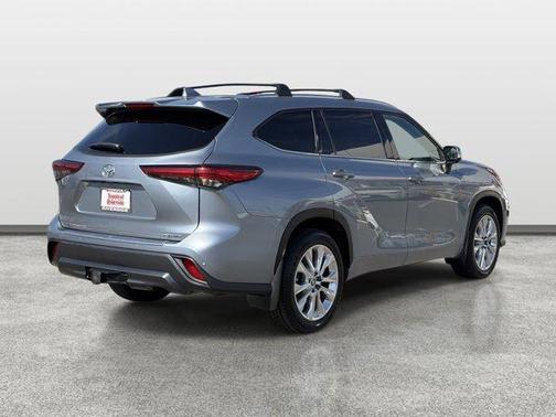 Moon Dust 2022 Toyota Highlander Limited