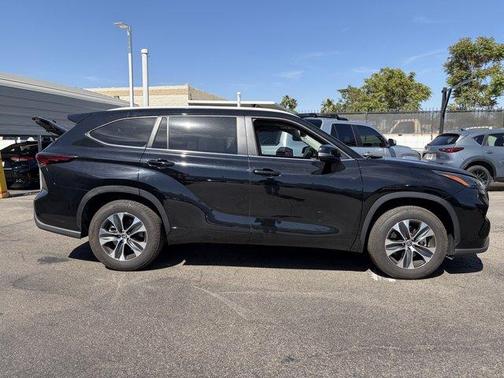 Midnight Black Metallic 2025 Toyota Highlander XLE