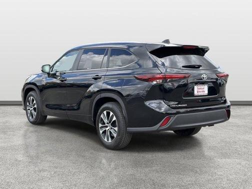 Midnight Black Metallic 2025 Toyota Highlander XLE