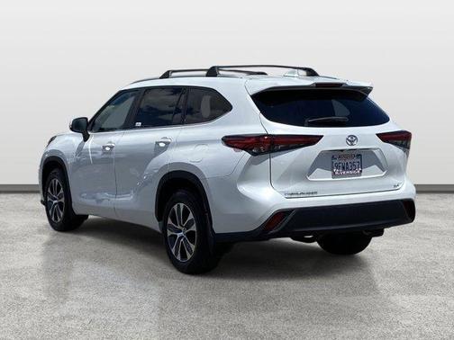 Pearl 2023 Toyota Highlander XLE